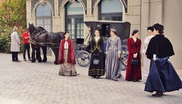 mc-lots-of-rich-women-in-period-costumes mc-lots-of-rich-women-in-period-costumes